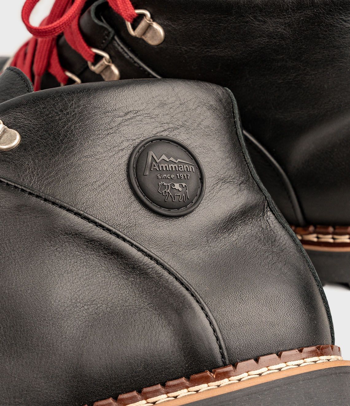 Chaussures de randonnée noires avec lacets rouges.