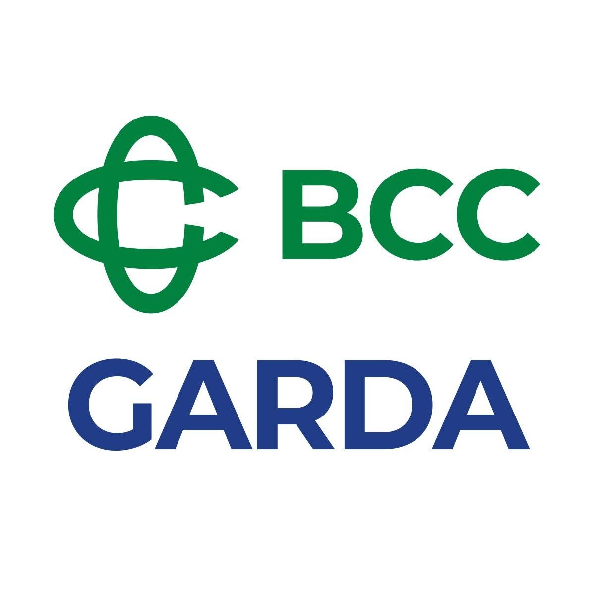 Logo della BCC Garda, un'organizzazione di forze dell'ordine, con emblema verde e testo blu scuro.