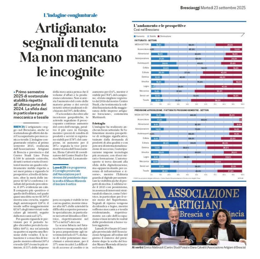 Due persone sedute a un tavolo firmano dei documenti. 