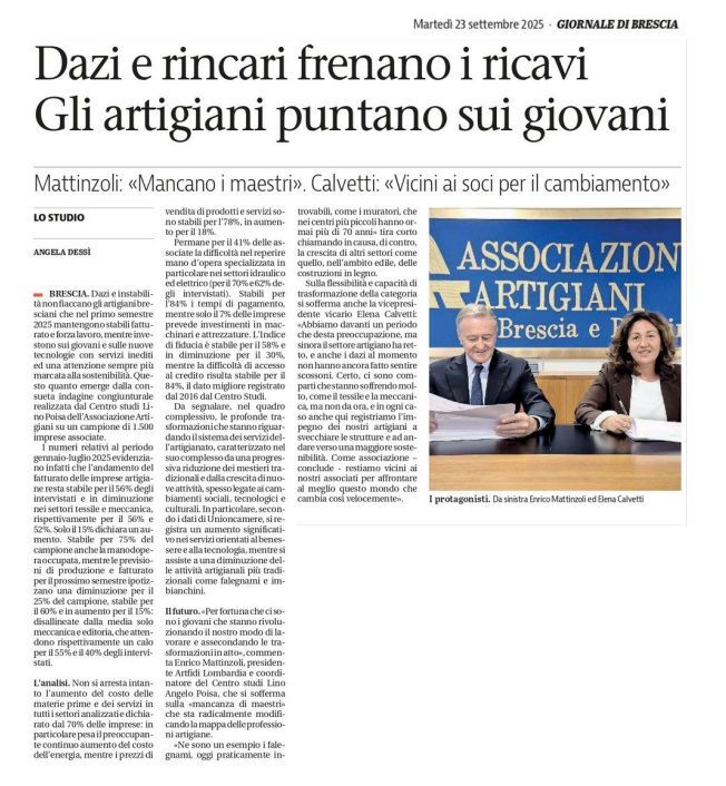 Due persone sedute a un tavolo firmano dei documenti. 