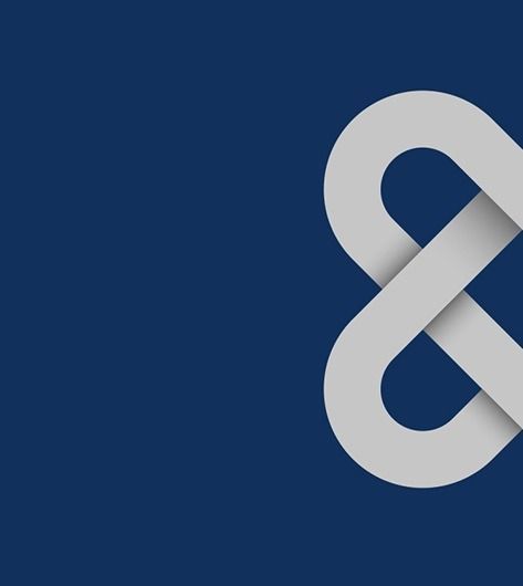 Figura a otto bianca sovrapposta su sfondo blu scuro.