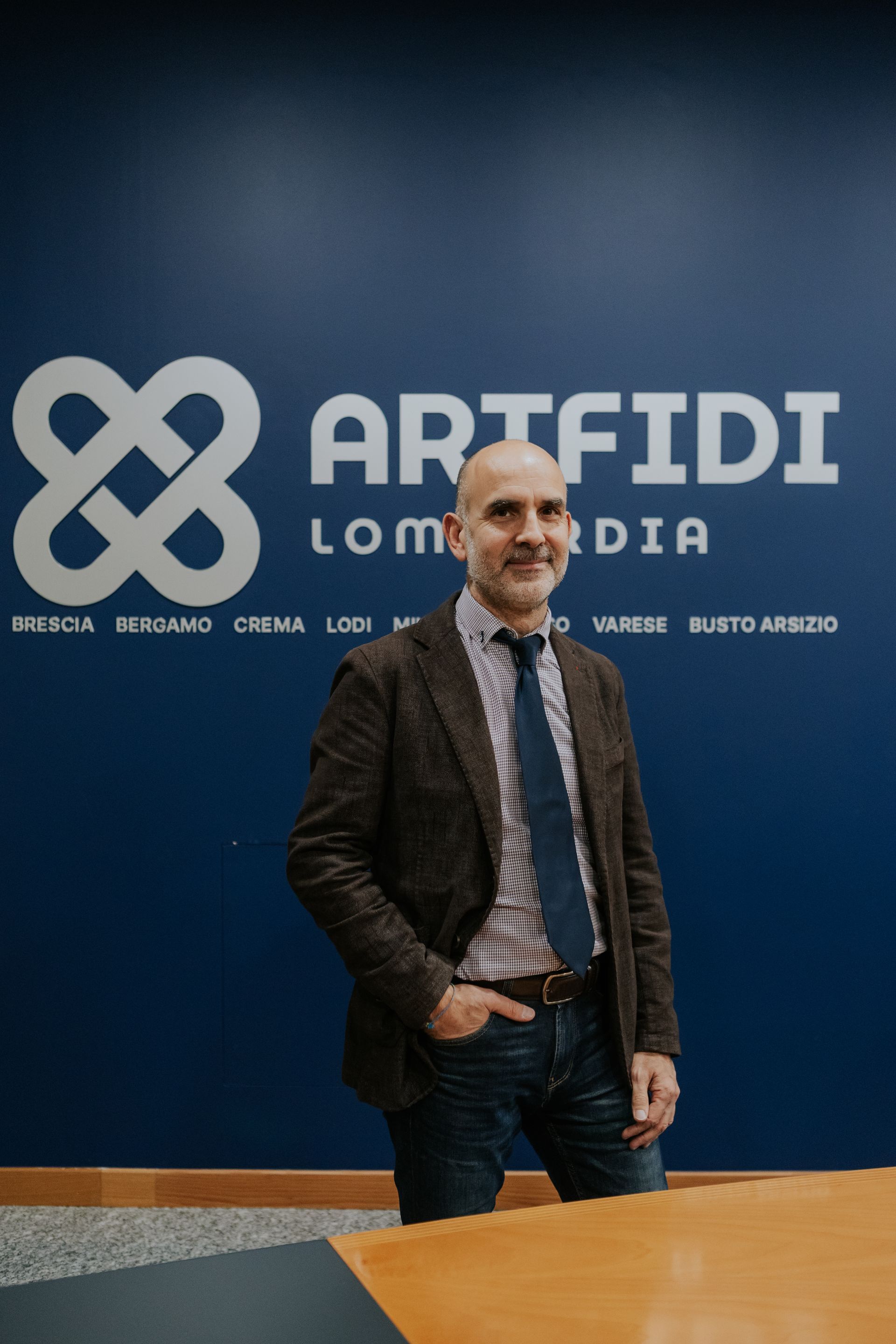 Sagoma grigia di una persona, testa e busto.