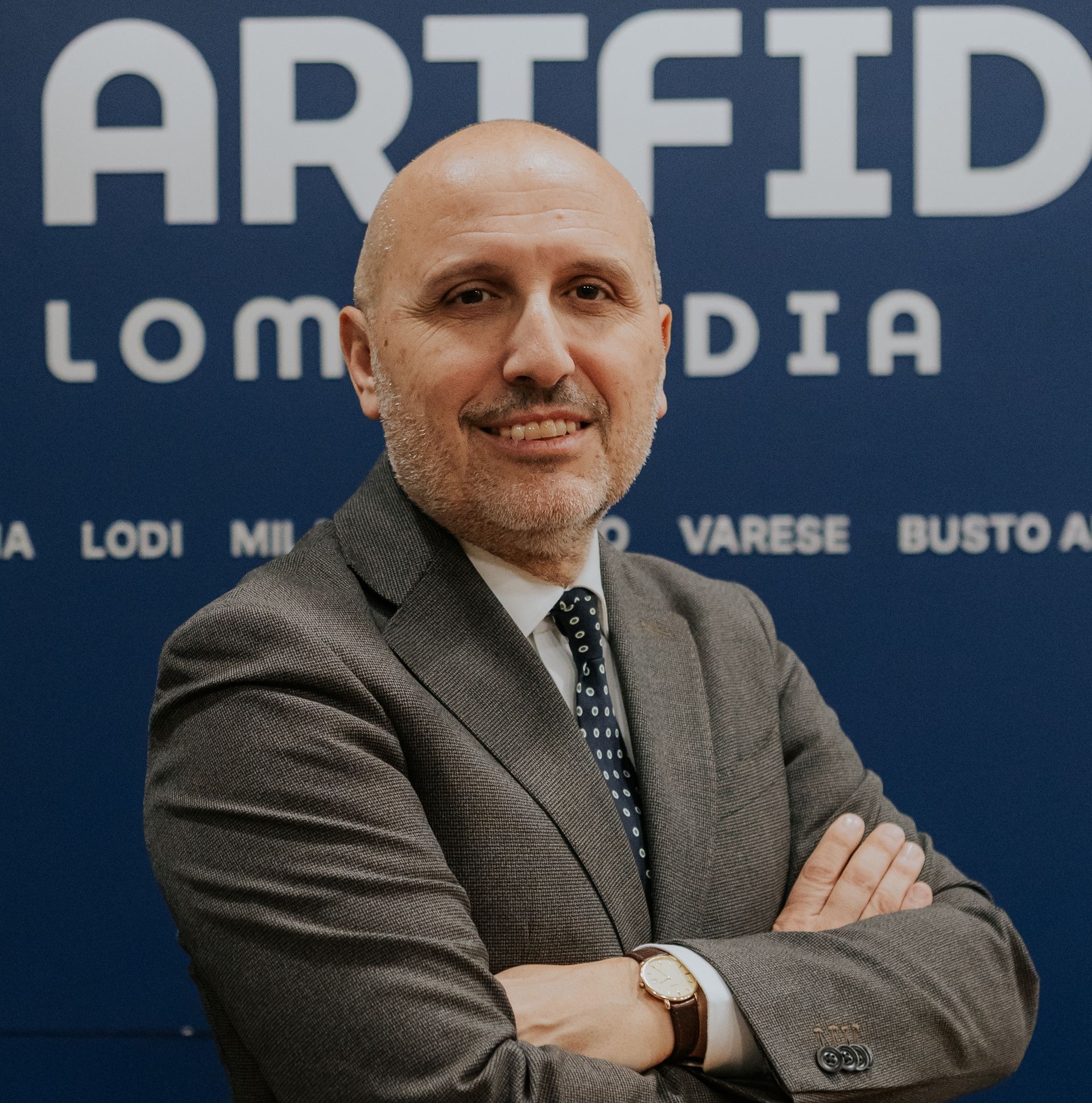 Sagoma grigia di una persona, testa e busto.