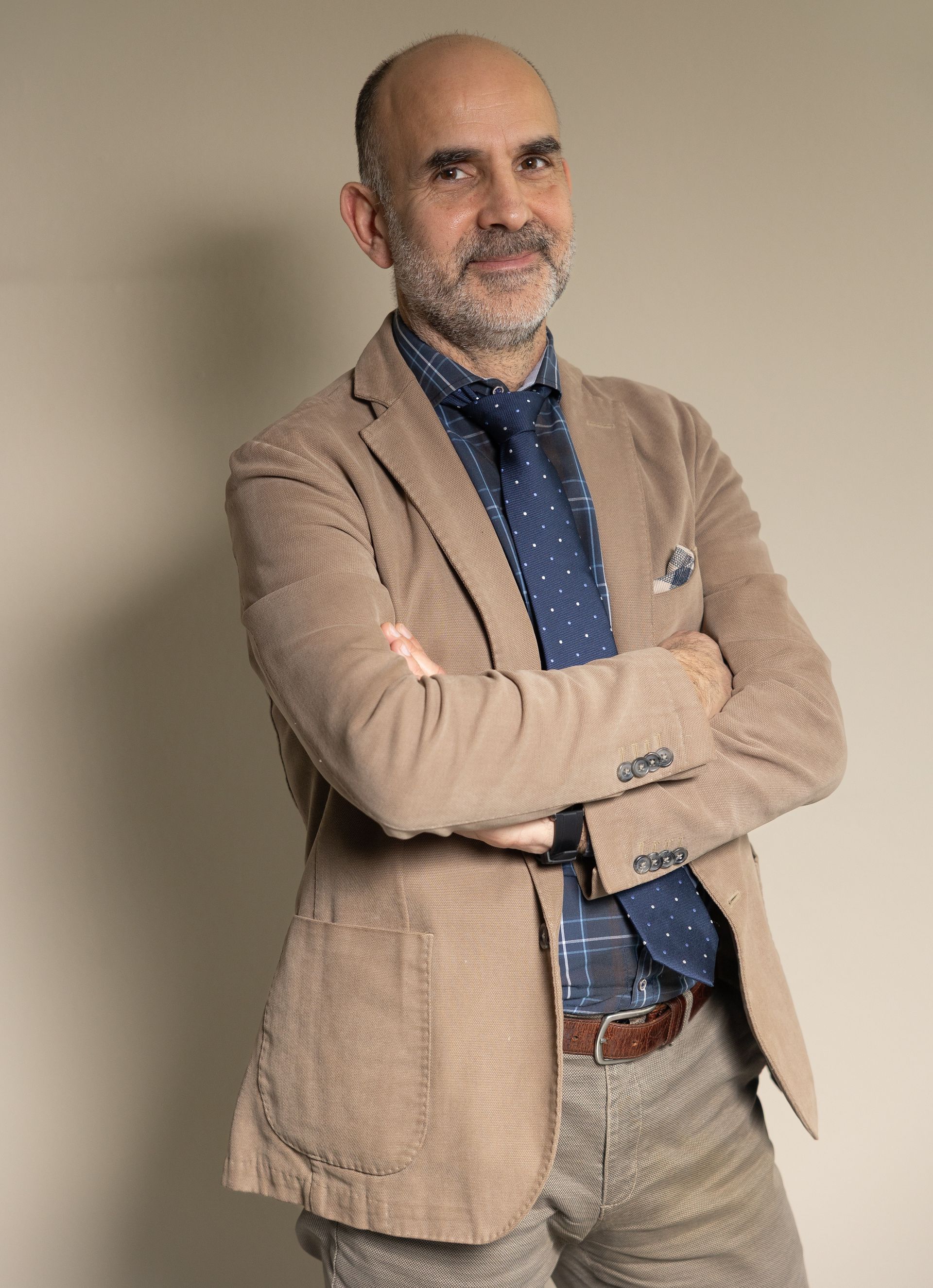 Sagoma grigia di una persona, testa e busto.