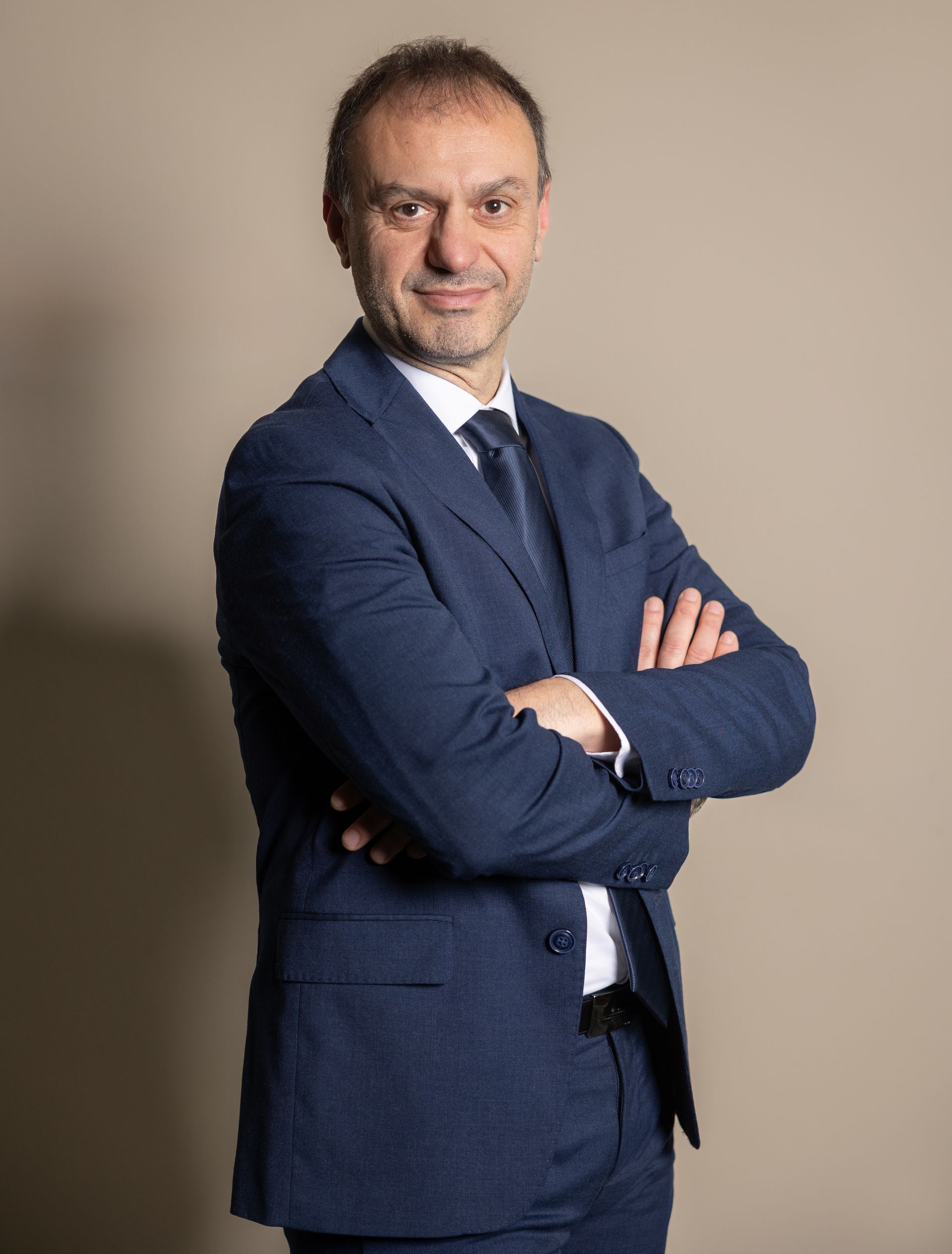 Sagoma grigia di una persona, testa e busto.