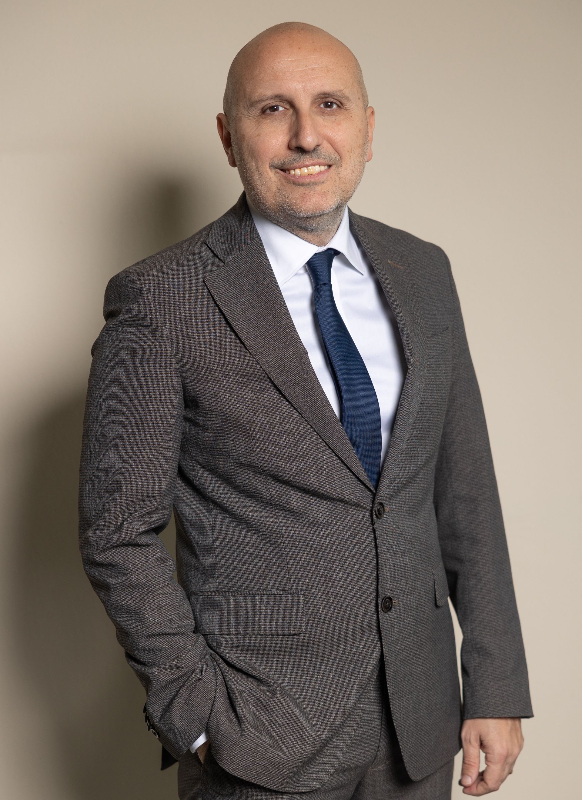 Sagoma grigia di una persona, testa e busto.