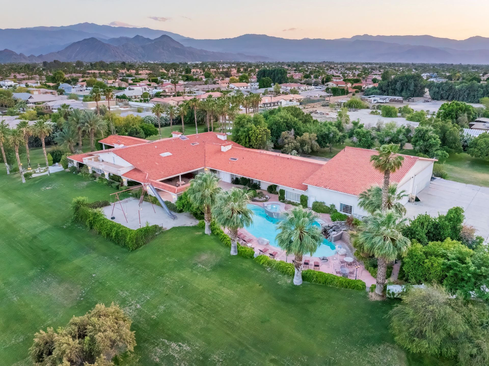 A dining room with a round table and chairs.