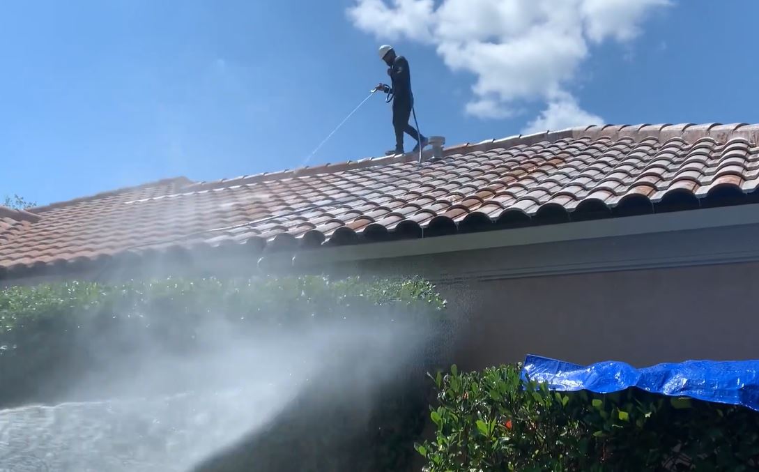 Roof soft washing in South Carolina