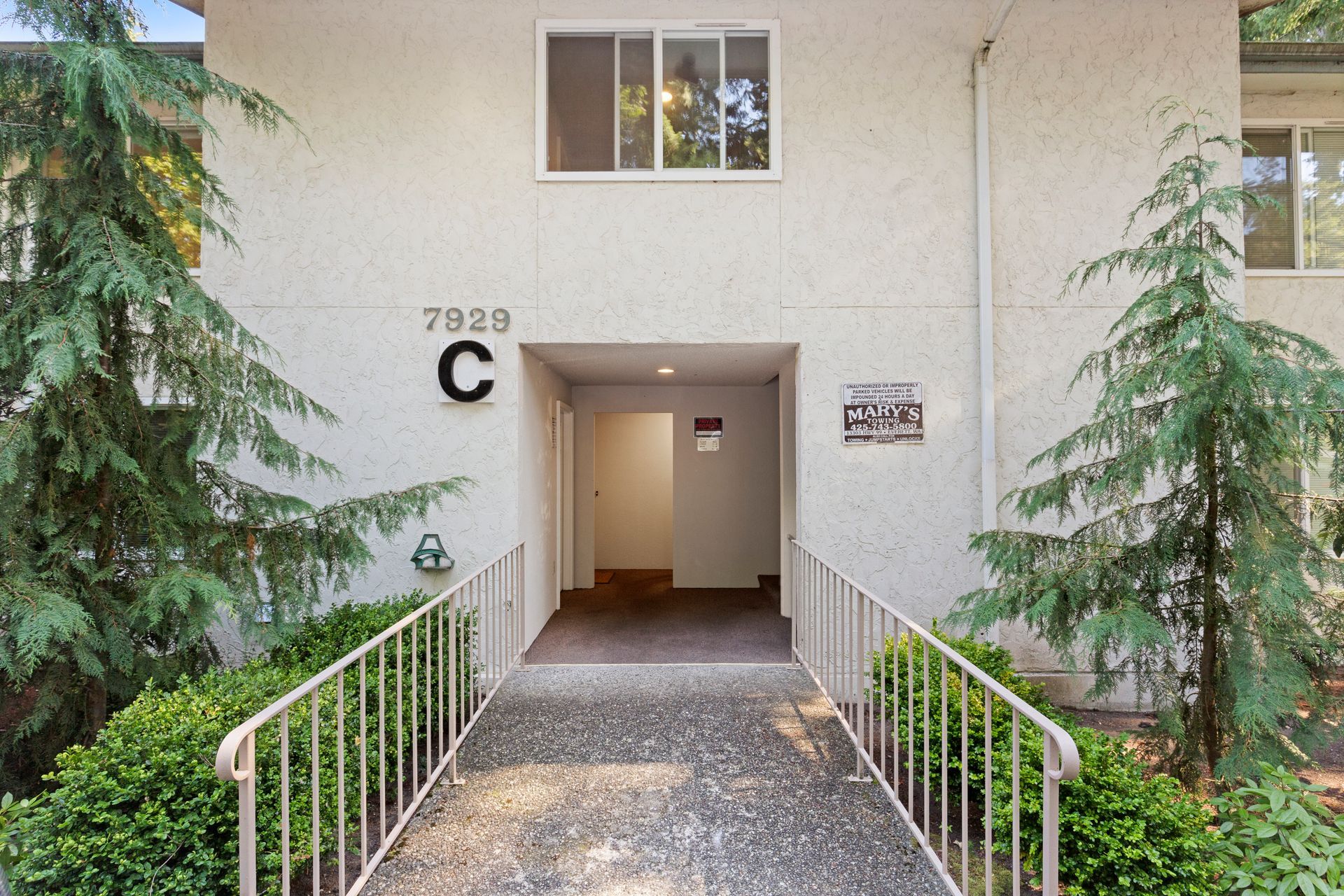 a building with the letter c on the front of it