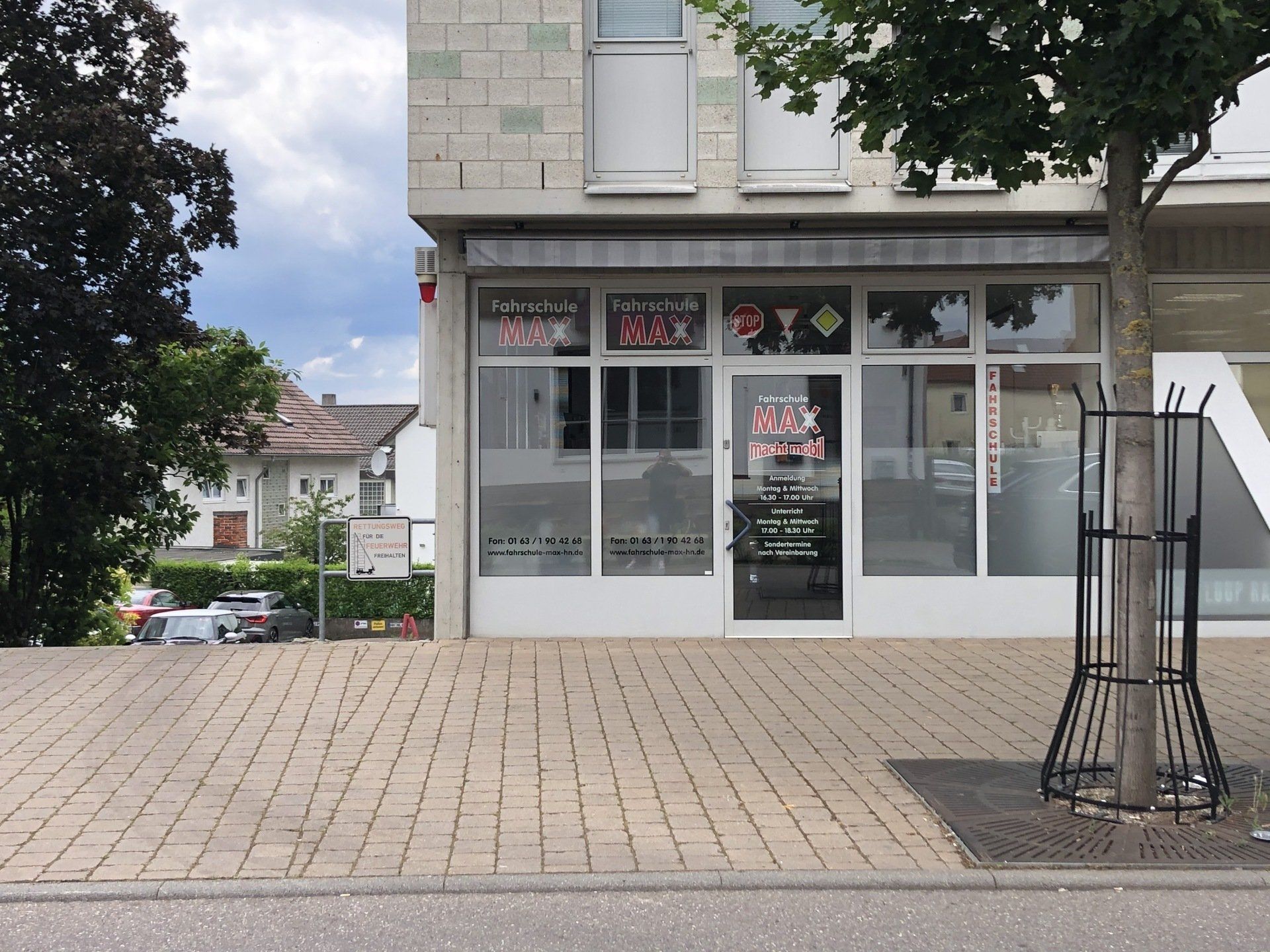 Eine Ladenfront mit einem Schild mit der Aufschrift „Pizza“