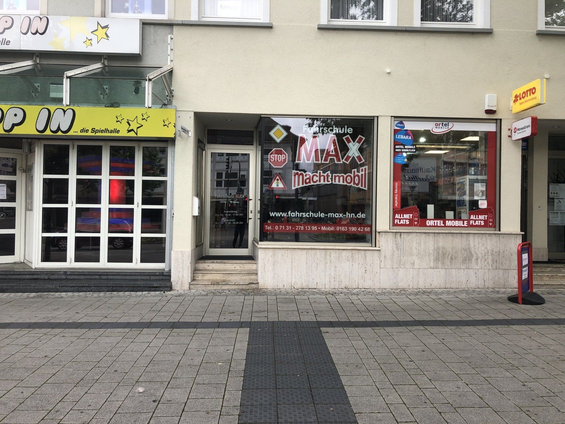 Ein Laden mit einem gelben Schild mit der Aufschrift „Max