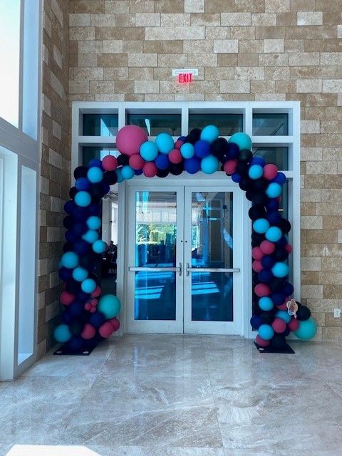 Balloon arch to create great entryways.