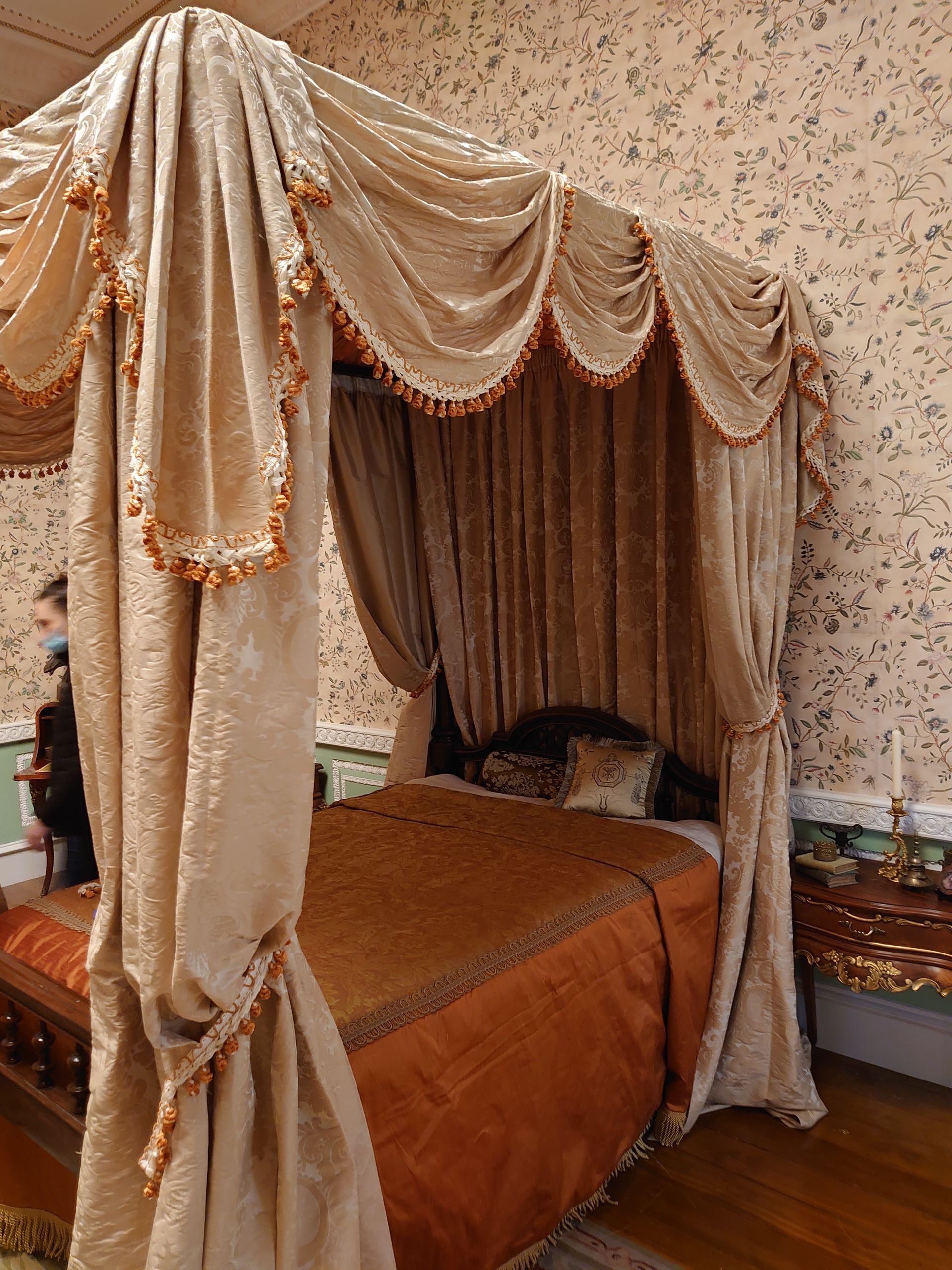 Fancy four poster bed for 