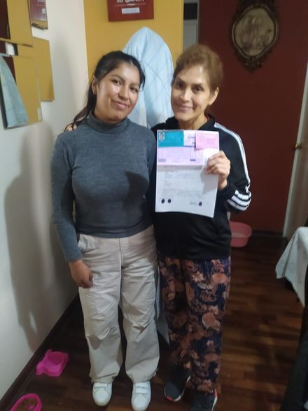 Set de aseo turquesa: cepillo para el cabello, peine, cortaúñas, tijeras y botella con dosificador sobre fondo beige.