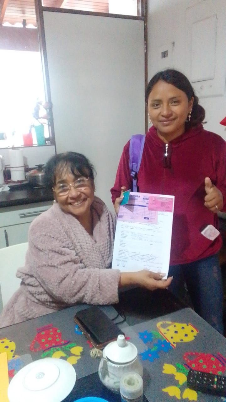 mujer sonrie a la camara