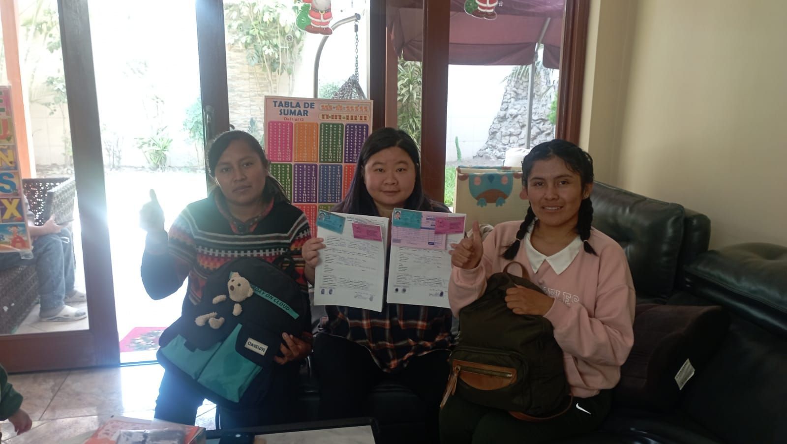 tres mujeres una de ella muestra unos papeles