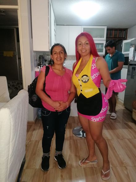 Mantas suaves de color blanco y pastel dobladas y apiladas ordenadamente sobre un fondo claro.