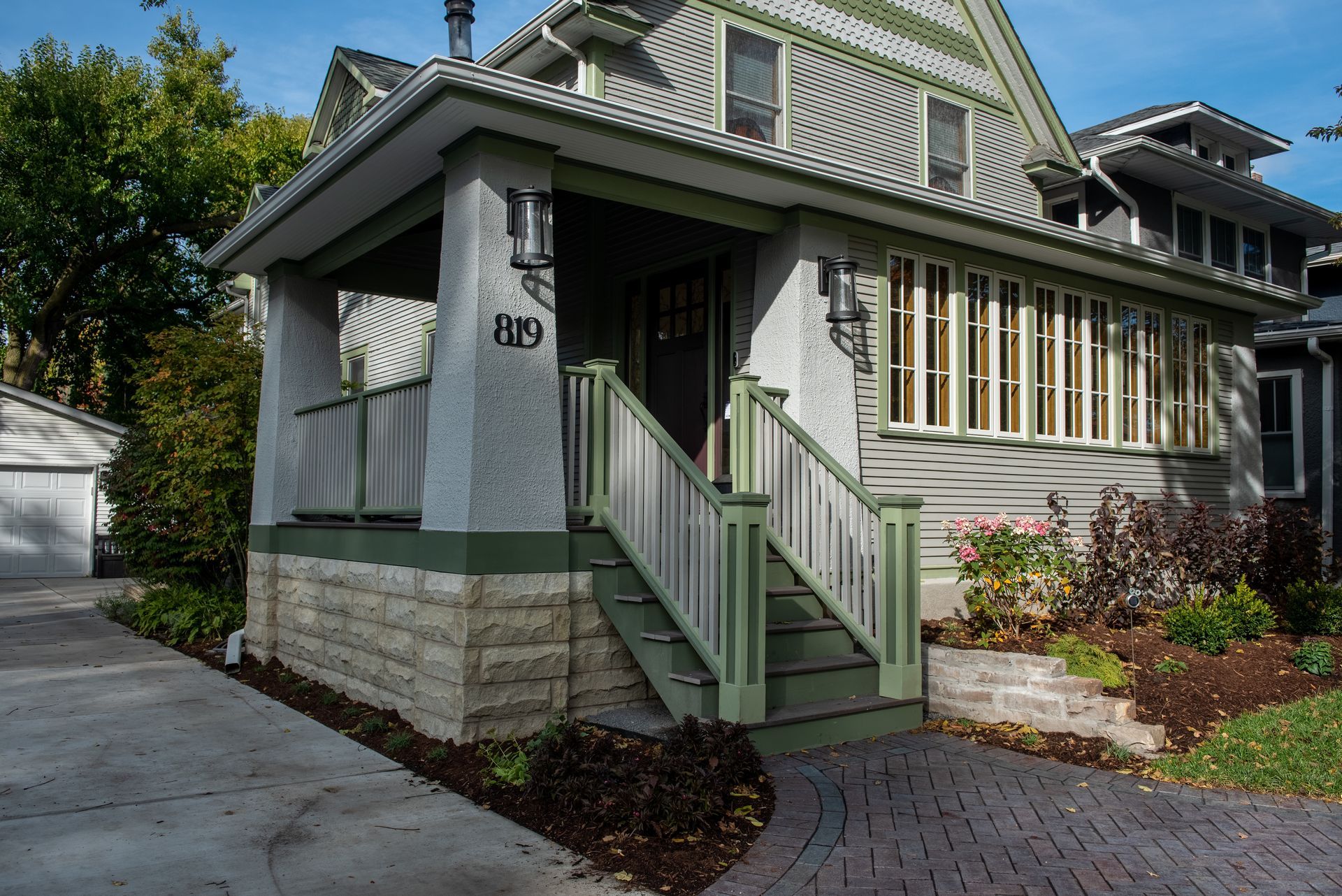 A house with the number 809 on the front of it