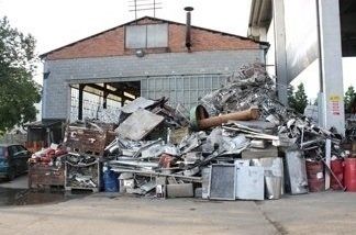 Rifiuti di metallo in deposito