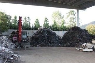 Rifiuti di metallo in deposito