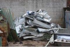 Rifiuti di metallo in deposito