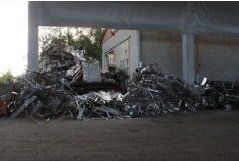 Rifiuti di metallo in deposito