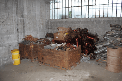 Rifiuti di metallo in deposito