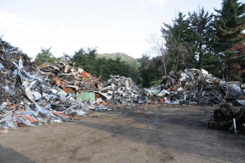 Rifiuti di metallo in deposito