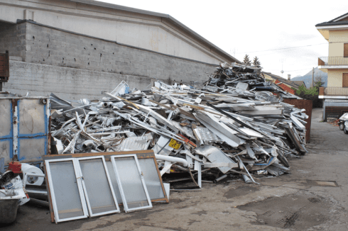 Rifiuti di metallo in deposito
