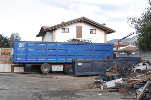 Rifiuti di metallo in deposito