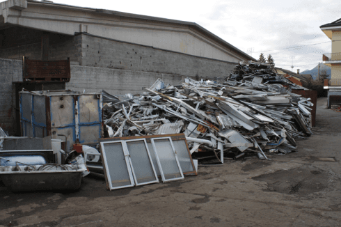 Rifiuti di metallo in deposito