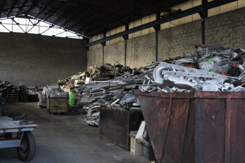 Rifiuti di metallo in deposito