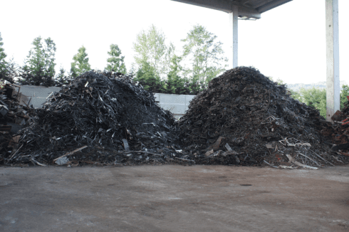 Rifiuti di metallo in deposito