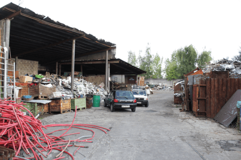 Rifiuti di metallo in deposito