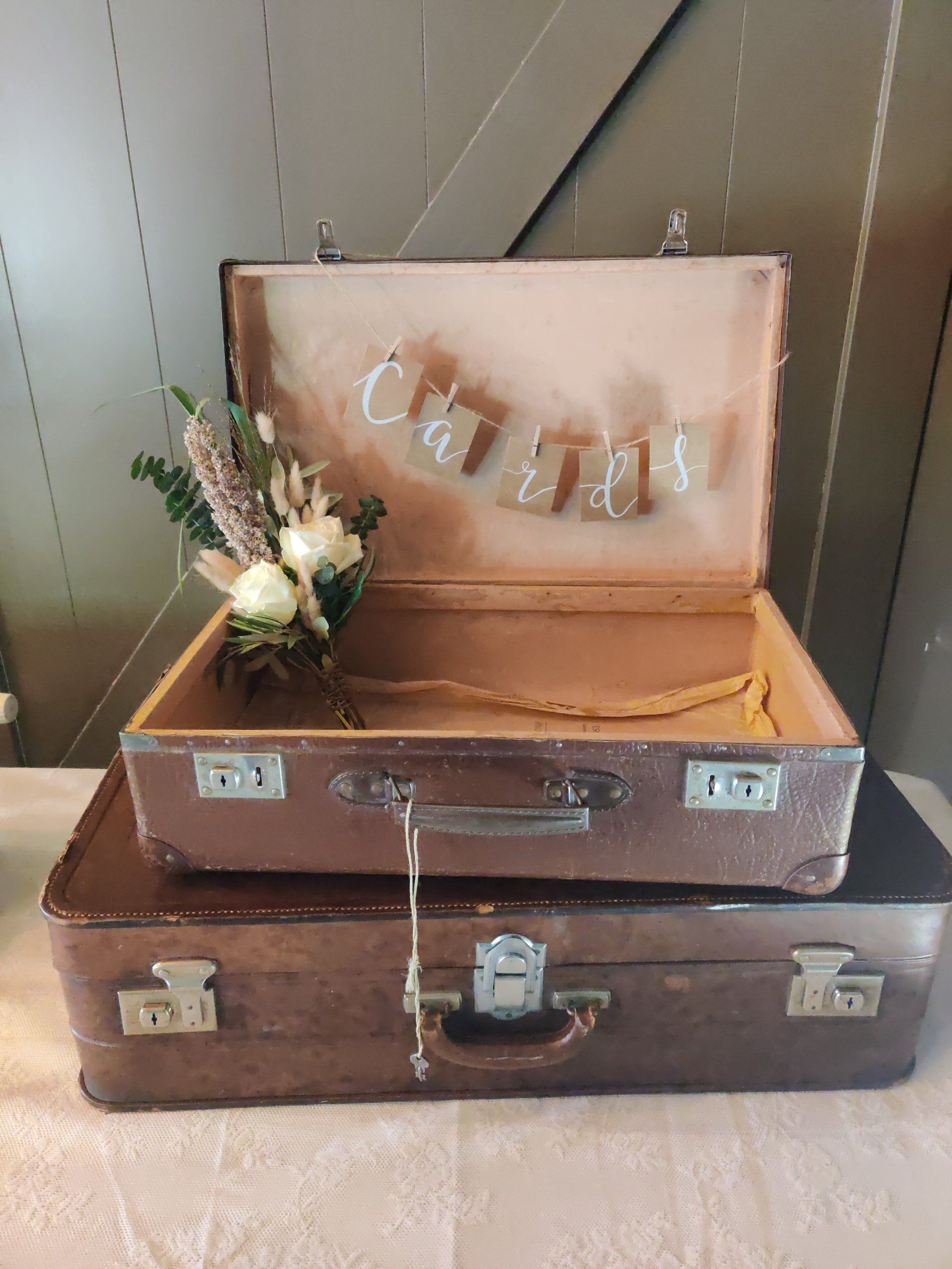 Enveloppendoos, bruiloftstyling, bruiloftdecoratie,trouwdecoratie zuid-holland, enveloppendoos, vintage koffer bruiloft