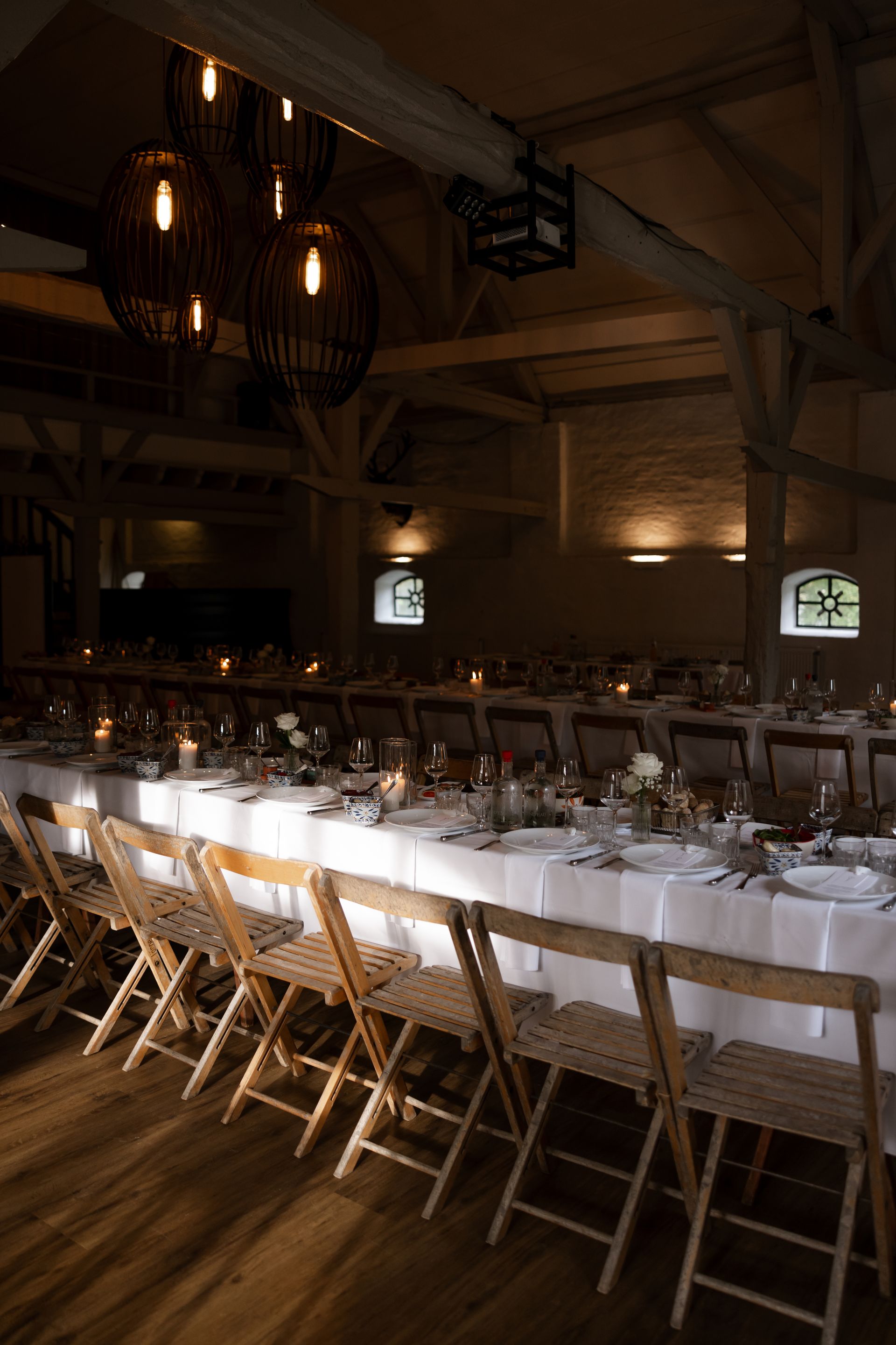 witllinnen, bruiloft aankleding, wit linnen tafels, tafelaankleding