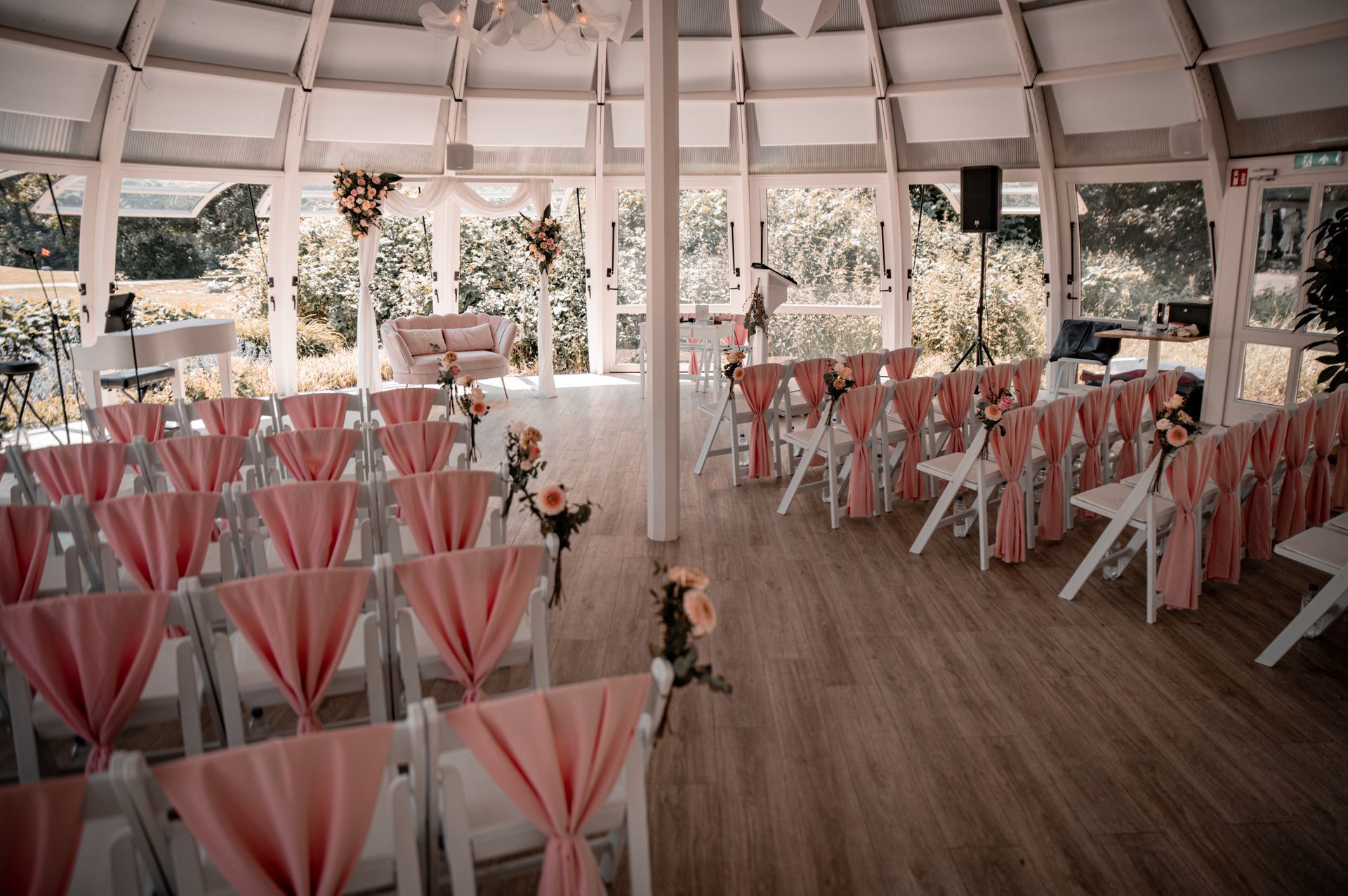 Roze bruiloft, pink wedding, stoeldecoratie  bruiloft, ceremonie styling, roze stof bruiloft