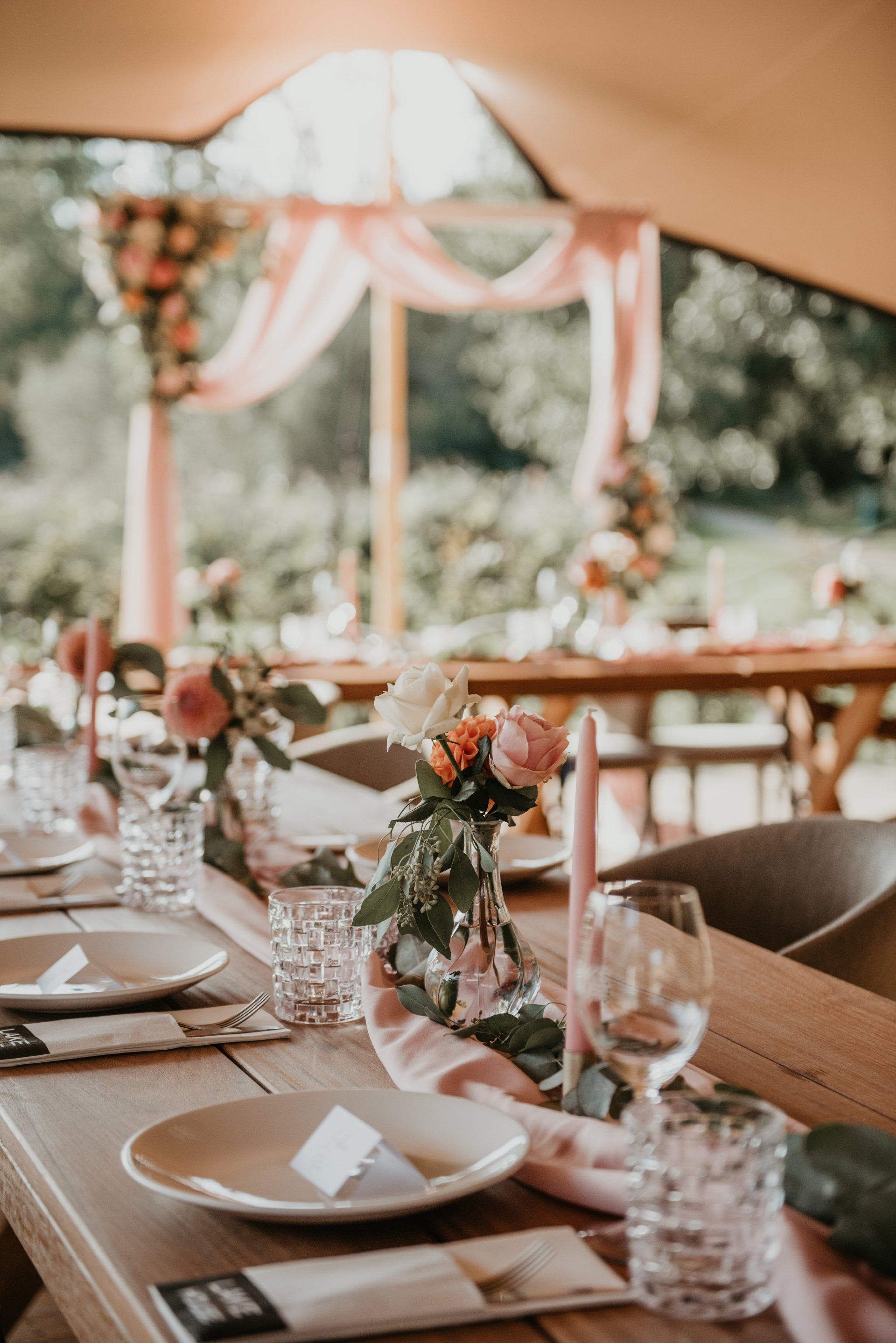 goudkleurige kandelaars,bruiloft decoratie, aankleding bruiloft, tafelaankleding,trouwen, verloofd