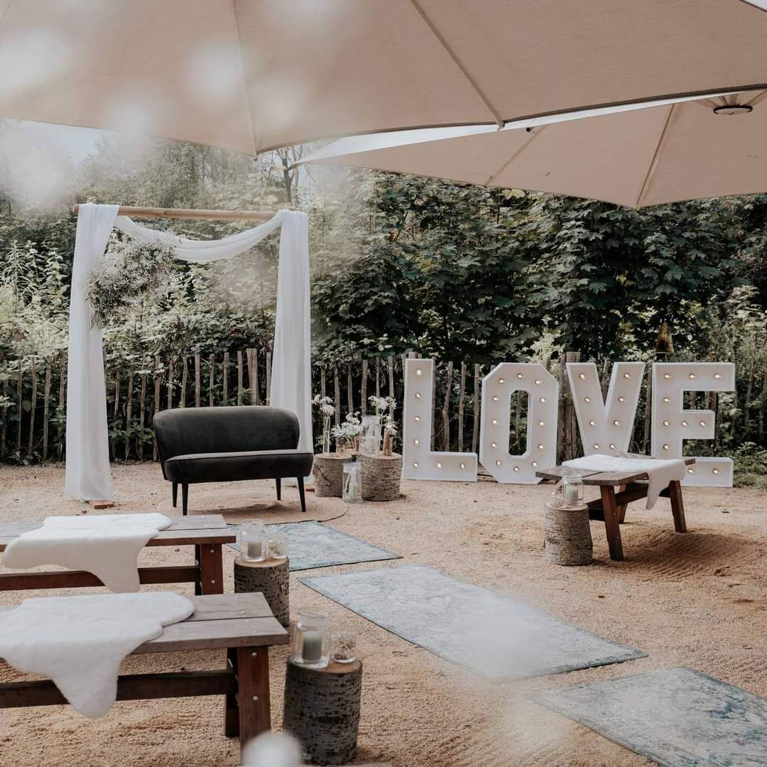 stoeldecoratie  bruiloft, ceremonie styling, trouwdecoratie, aankleding bruiloft, boomstammen bruiloft, landelijke bruiloft