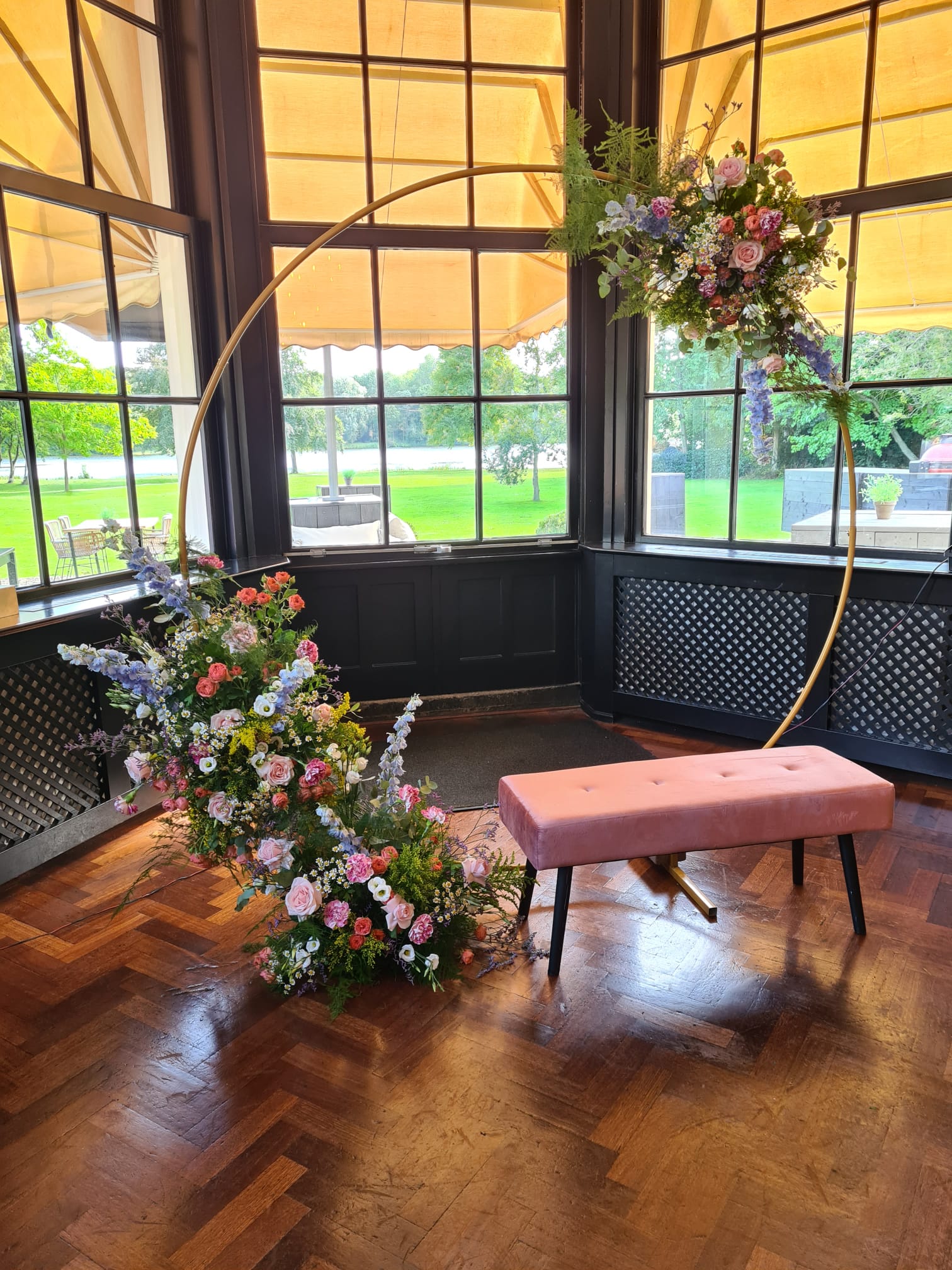 trouwbankje, velvet, trouwdecoratie, styling bruiloft, bruiloftaankleding