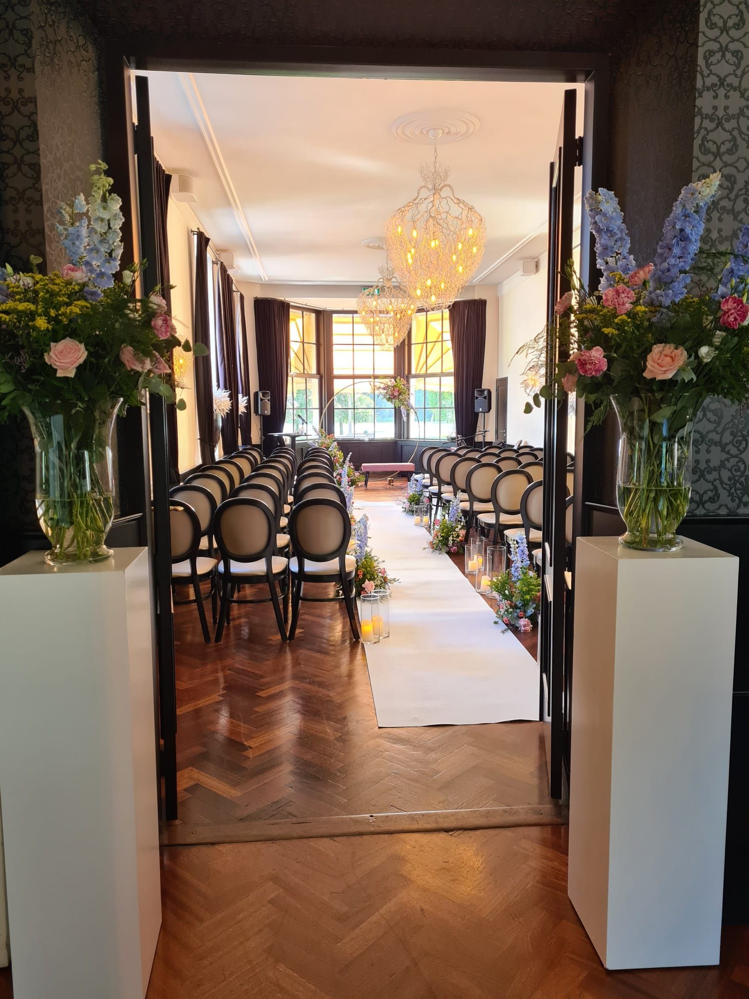 zuilen, zuil ceremonie, bruiloftzuilen, ceremonie aankleding, zuil met vaas op bruilloft, zuil bij ceremonie