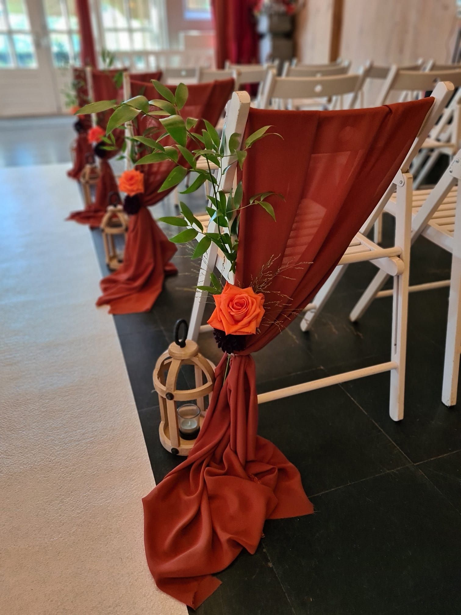Decoratiestof bruiloft, ceremonie aankleding, trouwinspiratie, styling bruiloft, stoeldecoratie bruiloft, stof ceremoniestoel