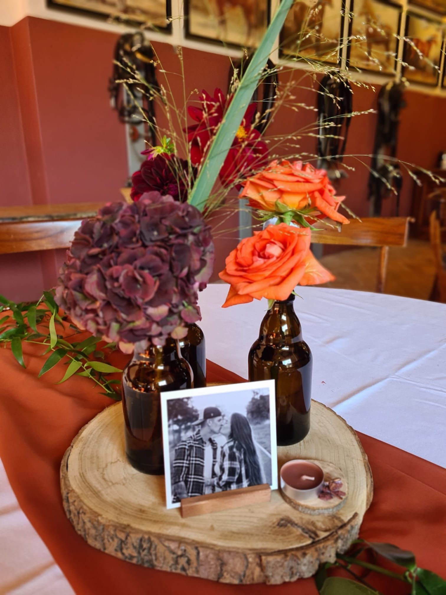 vaasjes, bruiloft decoratie, bruiloftstyling, bloemenvaasjes bruiloft, tafel decoratie bruiloft, tafelaankleding, herfst bruiloft