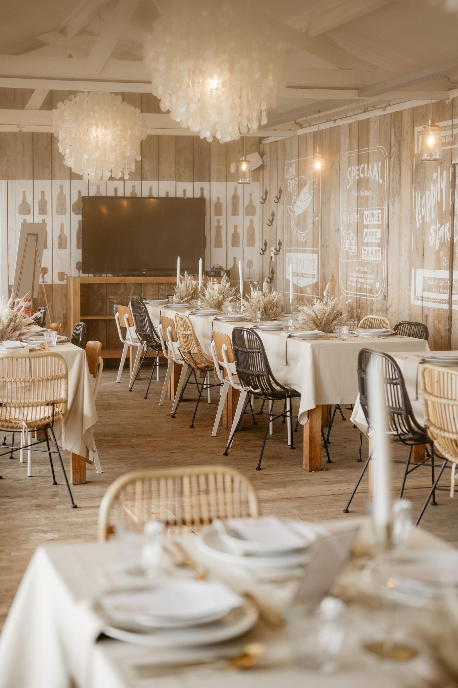 linnen, bruiloft aankleding, wit linnen tafels, tafelaankleding, tafel beige zand bruiloft, tafelaankeding beige bruiloft