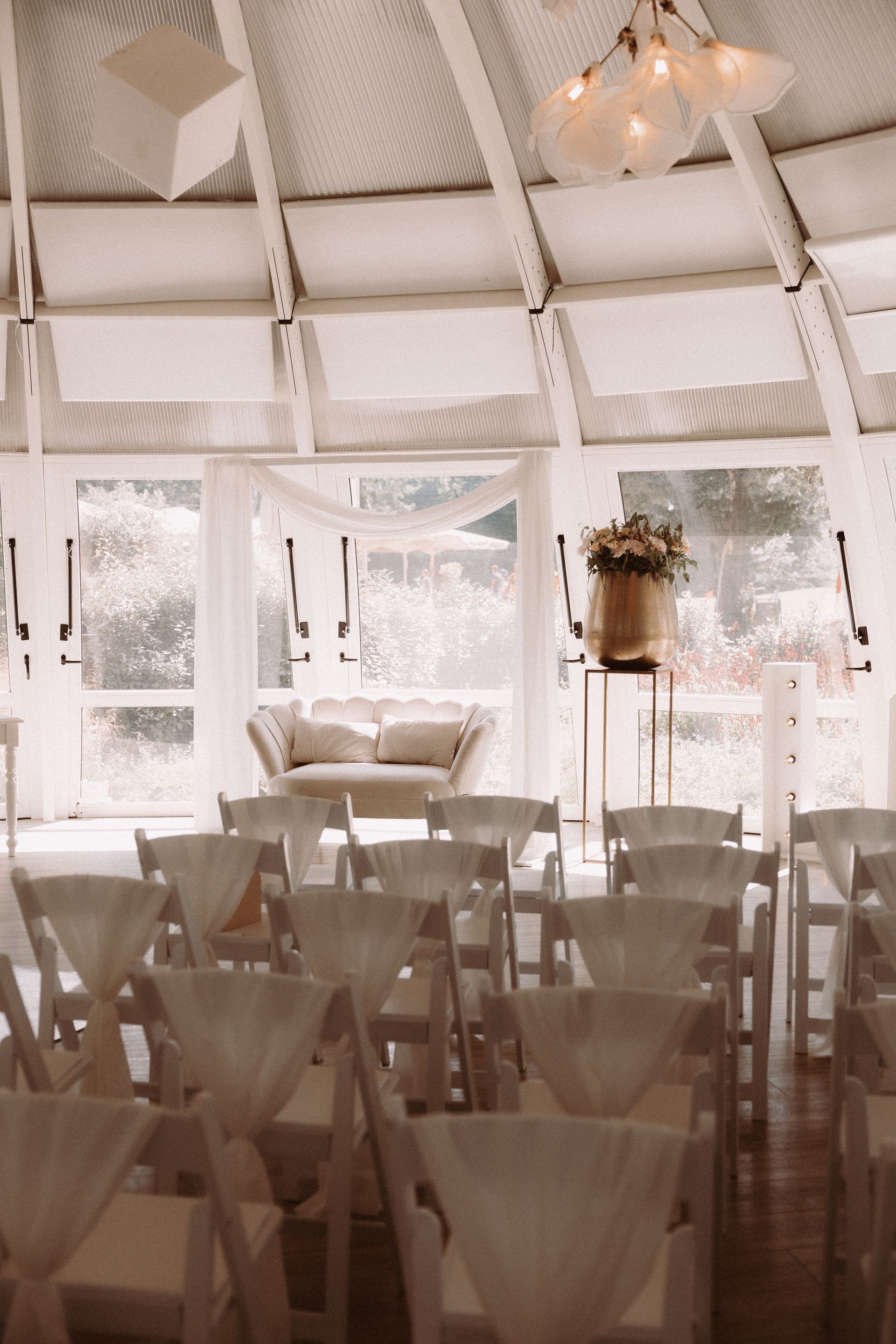 Decoratiestof bruiloft, ceremonie aankleding, trouwinspiratie, styling bruiloft, stoeldecoratie bruiloft, stof ceremoniestoelen