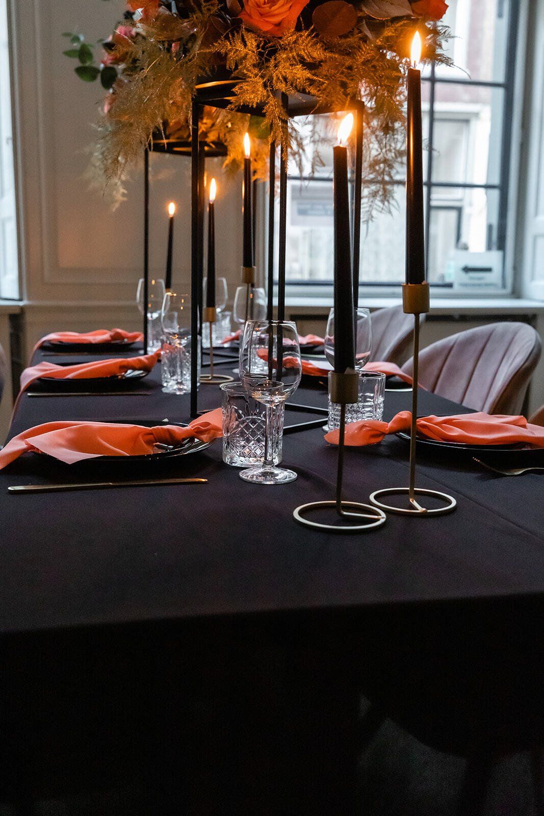 goudkleurige kandelaars,bruiloft decoratie, aankleding bruiloft, tafelaankleding,trouwen, verloofd