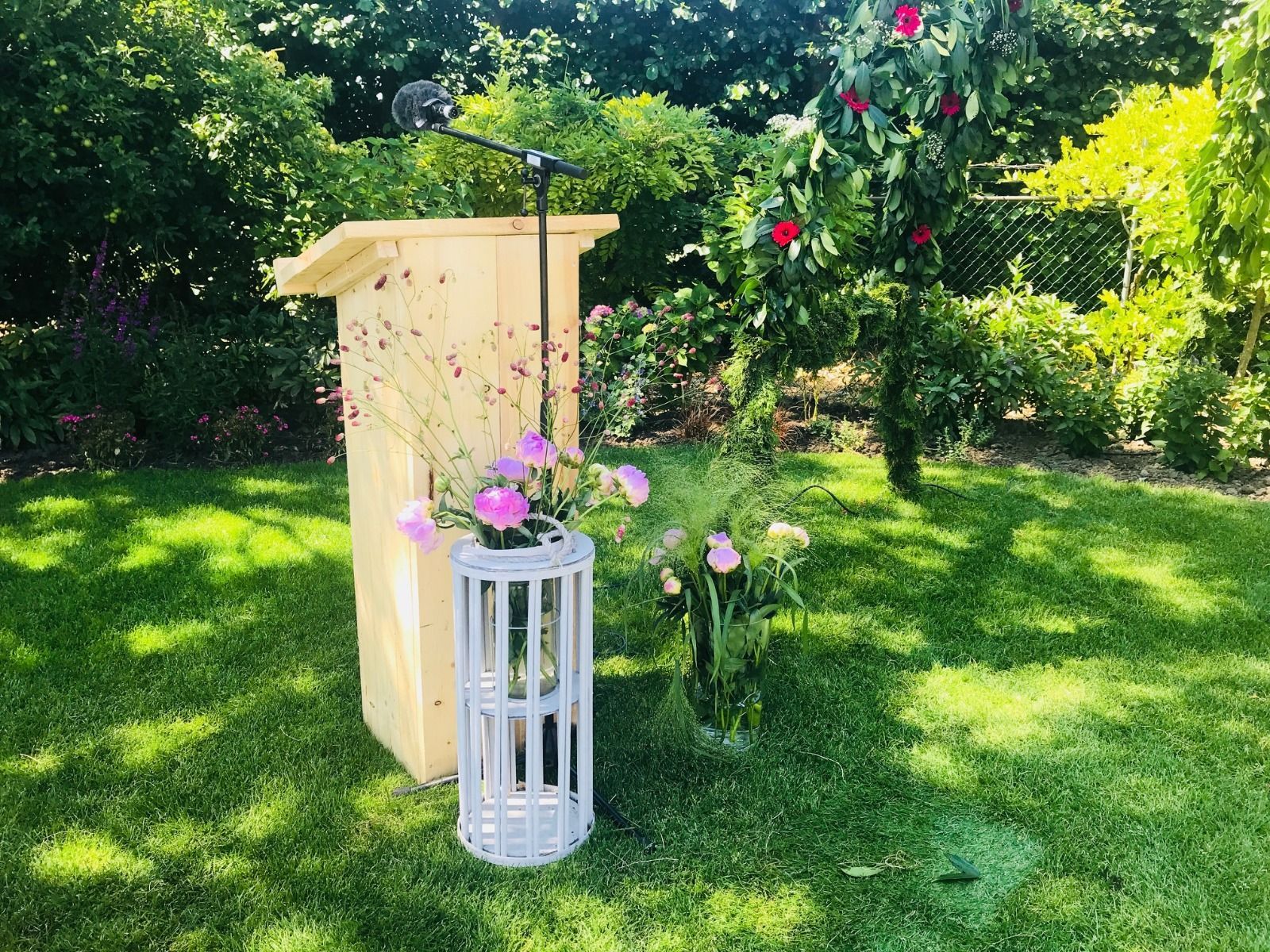 Deze katheder/ spreektafel is voor iedere trouwambtenaar een musthave tijdens de ceremonie.
Huurprijs : 25,- 
Kleur: wit