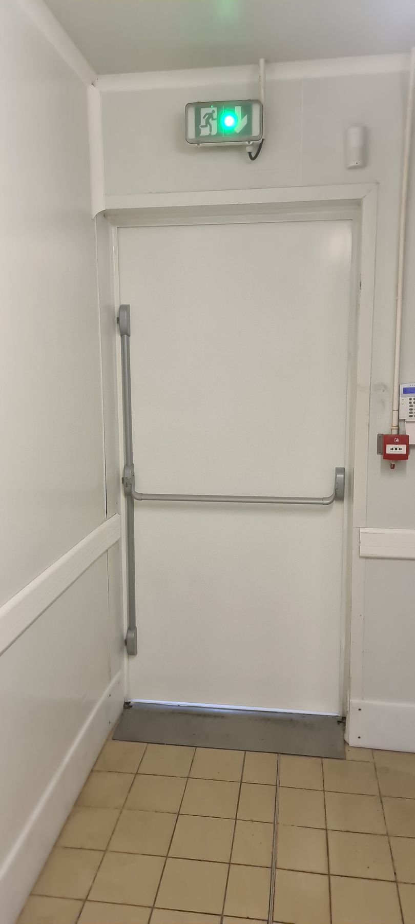 Dinard : porte d’issue de secours équipée d’une barre anti-panique prête à l’emploi