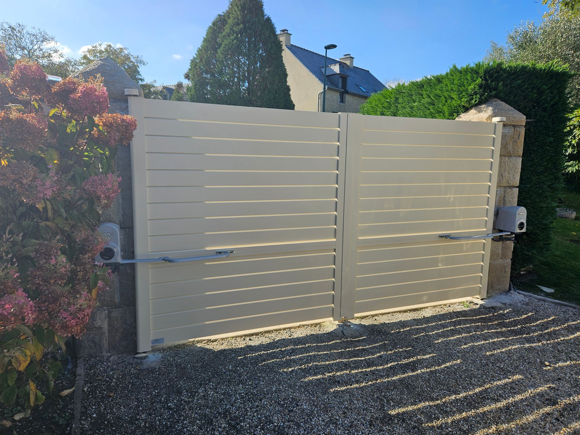 Après : vérins neufs et butées réglées, fermeture sans à-coups