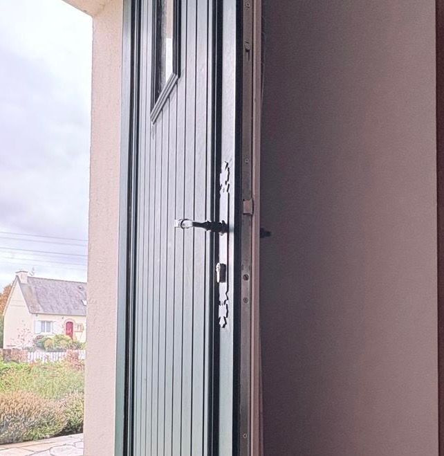 Pose d'une serrure 3 points à Dinan sur une porte d'entrée par Aber sécurité